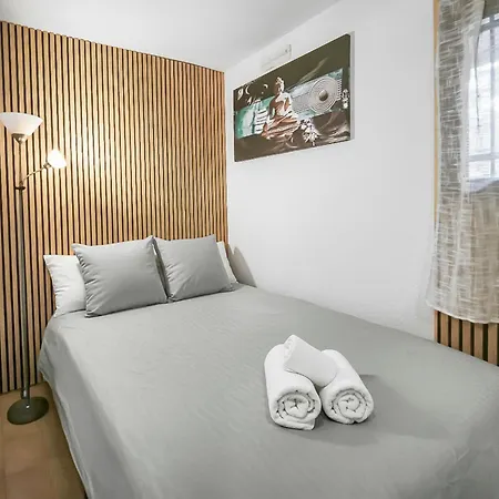 Appartement T2 Avec Parking Et Terrasse à St Raphael *