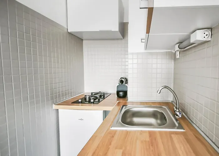 Appartement T2 Avec Parking Et Terrasse à St Raphael *