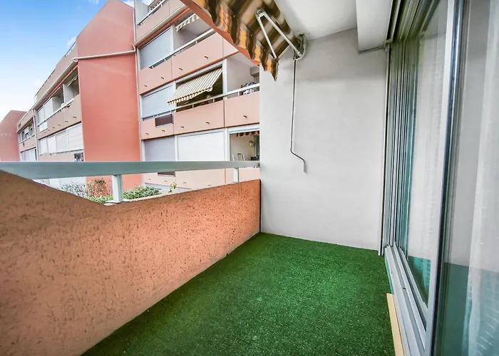Appartement T2 Avec Parking Et Terrasse à St Raphael *