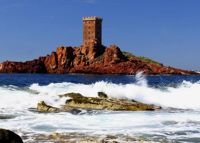 Appartement T2 Avec Parking Et Terrasse à St Raphael